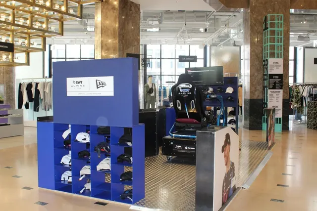 New Era — New Era x Alpine, Galeries Lafayette Champs-Élysées, Paris : photo 2